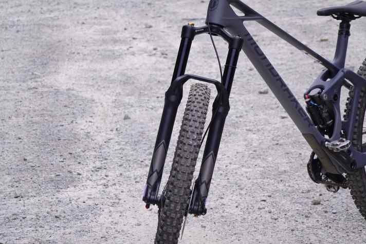 Mit seinen 35er-Standrohren gehört die Selva V im Enduro-Segment zu den schmächtigeren und damit auch leichteren Modellen.