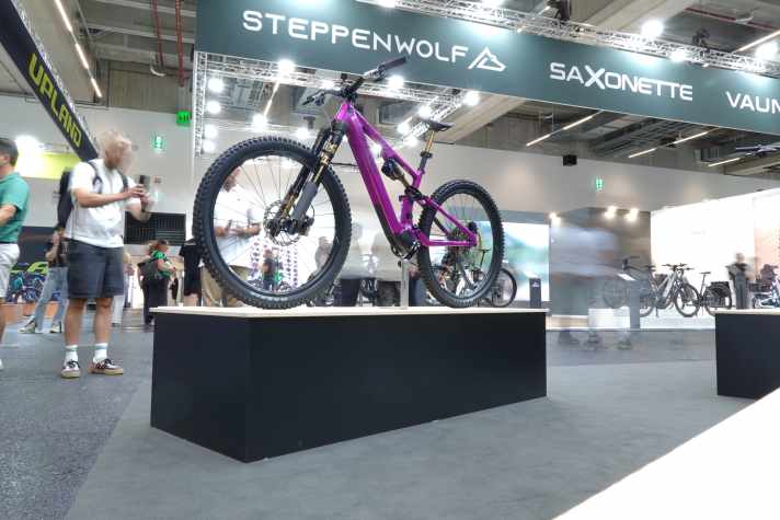Die Tschechen von Crussis zeigen gleich mehrere Bikes mit DJI Avinox. Hier das Topmodell mit Fox Podium-Gabel.