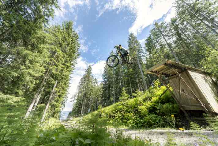 Erfrischend anders: Eine Downhill-Strecke voller Stunts, die Tschack Norris