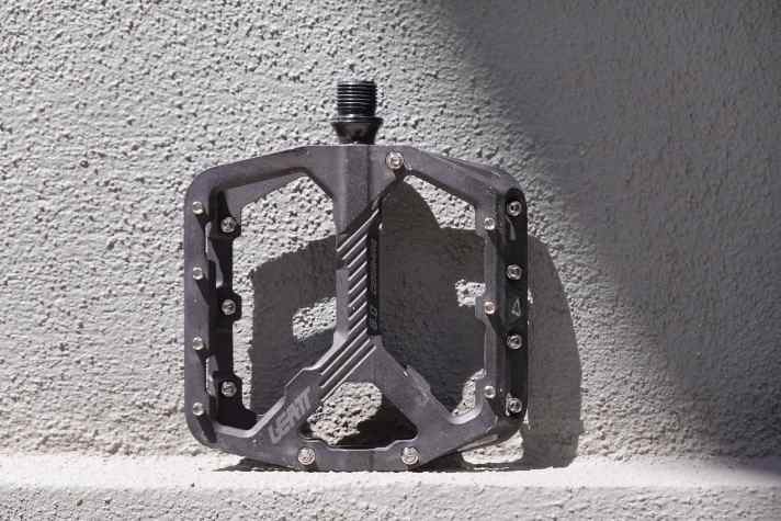 Leichtmetall im High-End-Look: Der Pedalkörper besteht aus Magnesium mit robuster Keramikbeschichtung – leicht und langlebig.