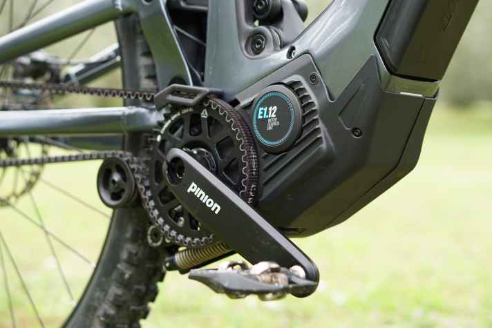 Die Pinion MGU ist eine integrierte Einheit aus Motor und 12-Gang-Schaltgetriebe. 600 Watt, 85 Newtonmeter und 12 Gänge mit 600 % Bandbreite gibt der Hersteller an. Bulls kombiniert das mit einem wartungsarmen Carbon-Riemen.