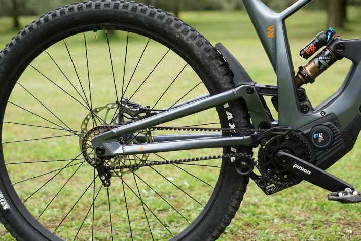 4-Link-Swingarm nennt Bulls die Konstruktion der Heckfederung mit tief liegendem Schwerpunkt, bei dem die Hinterbauschwinge über zwei Wippen mit dem Hauptrahmen verbunden ist.