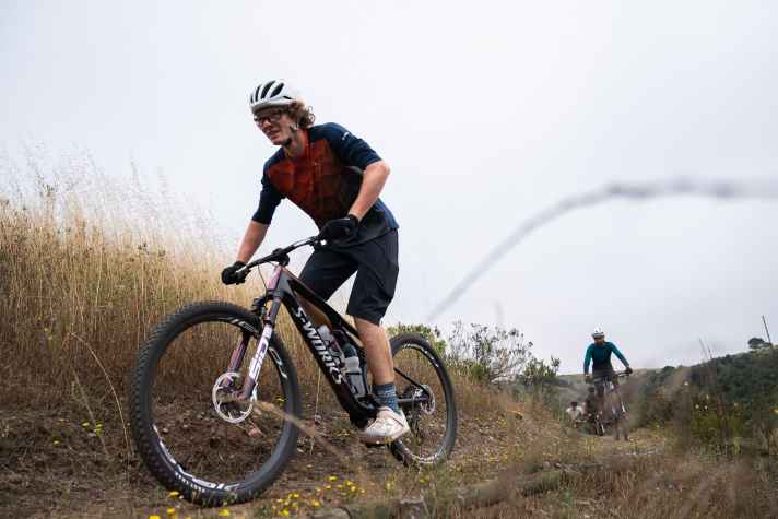 Wird der Racer durch Kontrahenten verfolgt, ist das Rockshox Flight Attendant Fahrwerk schnell vergessen.