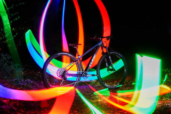 27,5 Zoll oder 29 Zoll? Cube bietet das C:62 Rookie in zwei Rahmenhöhen und mit verschiedenen Laufrädern an. Unser Testbike ist die Twentyniner-Version in der größeren Rahmenhöhe S. Beim Shooting kam der Spieltrieb bei unserem Fotograf durch. Er hat das Bike mit LED-Licht in Szene gesetzt.