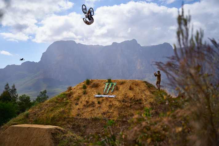 Airtime XXL: Jedes Jahr größer – die Jumps beim Darkfest in Südafrika.