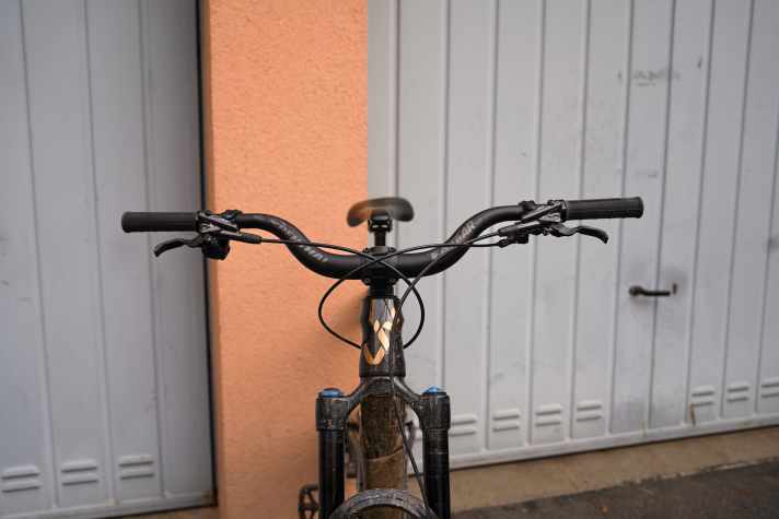 Auch wenn es auf den ersten Blick etwas ungewöhnlich aussieht, fühlt sich Franzi mit dem High-Rise-Lenker (70 mm) bergab deutlich sicherer und kontrollierter.