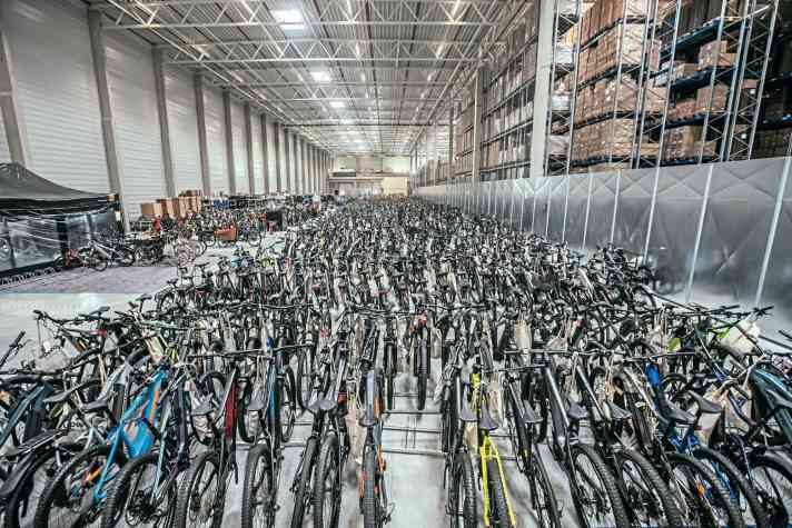 115 Meter Halle, 20 Checkpunkte, ein Umlauf in vier bis sechs Wochen: Upway schenkt E-Bikes ein zweites Leben.
