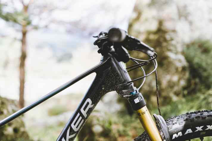 Mondraker verzichtet am neuen Chrono Carbon DC auf eine Leitungsführung durch den Steuersatz und führt die Leitungen klassisch durch den Rahmen ins Innere. | Foto; Mondraker