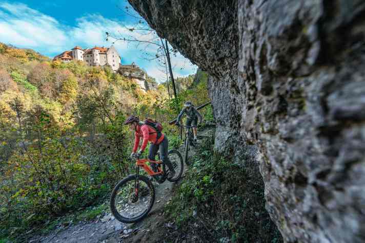 Die Trails führen nicht nur um die Felsen herum, sondern auch zwischendurch.