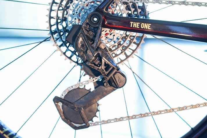 Aus edel wird exklusiv: Das Sram XX SL Eagle Transmission Schaltwerk bekam eine Tuning-Kur von Hopp Carbon Parts verpasst.