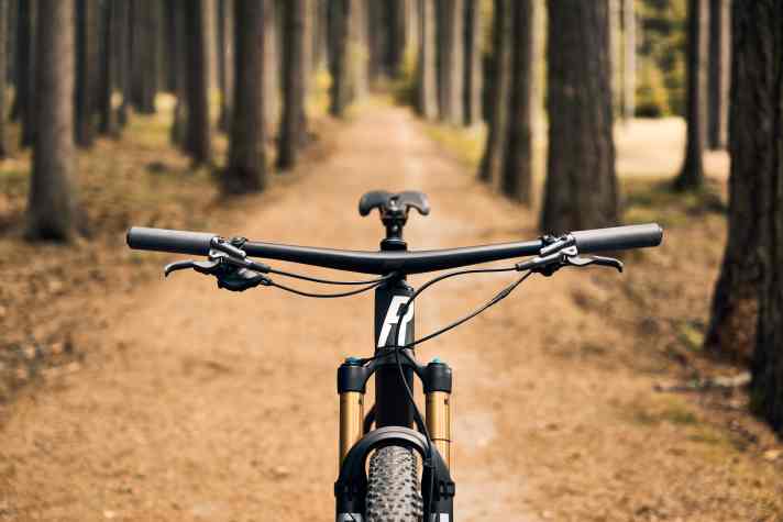 Rose zeichnet den Lenkwinkel des Crosscountry-Hardtails PDQ ordentlich flach. Die neue Cockpit-Einheit aus Carbon misst 765 Millimeter Breite.