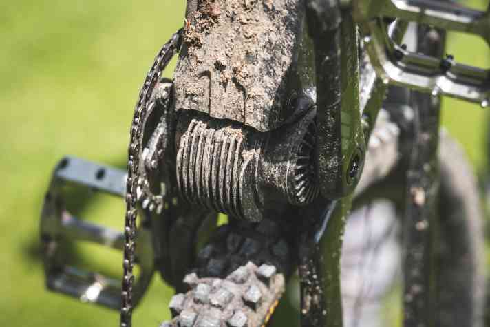 Die Kühlrippen unter dem Motor liefern ein massives Plus an Standfestigkeit, bei minimalem Mehrgewicht. Ein wichtiges Feature.