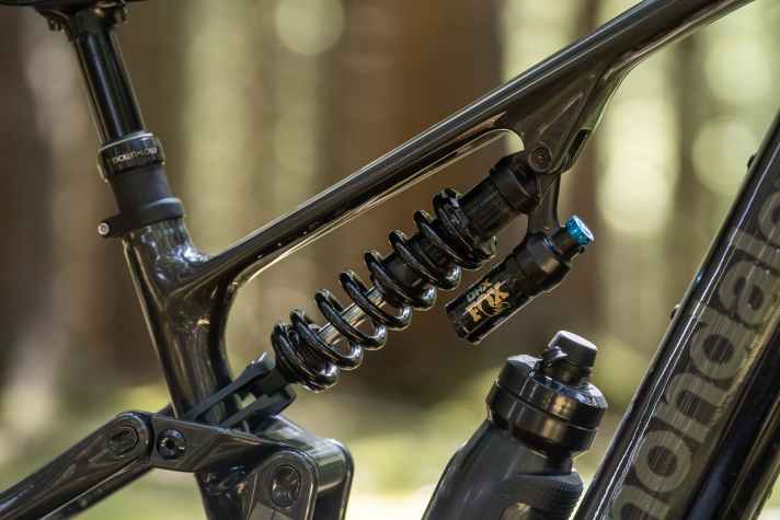 Sieht nicht nur so aus, fährt sich auch so: Der DHX Stahlfederdämpfer von Fox im Moterra LT.