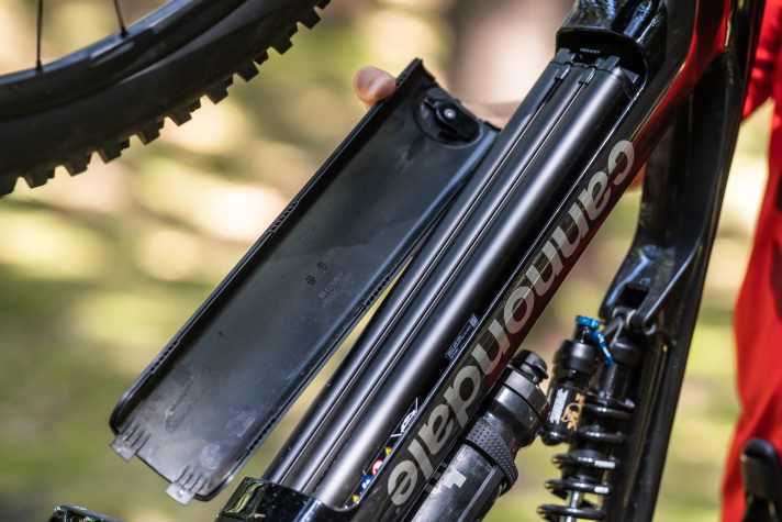 Der Akku kann ganz klassisch nach vorne herausgenommen werden.