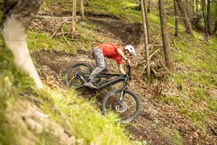 Steile, weiche Loamer mögen das Cannondale und sein Vorderreifen besonders gerne. Das tolle Fahrwerk kann auf Rumpelstrecken punkten.