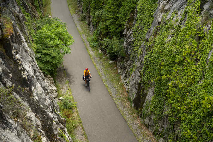 Bei Balazuc führt die Via Ardèche zwischen steil aufragenden Felswänden hindurch.