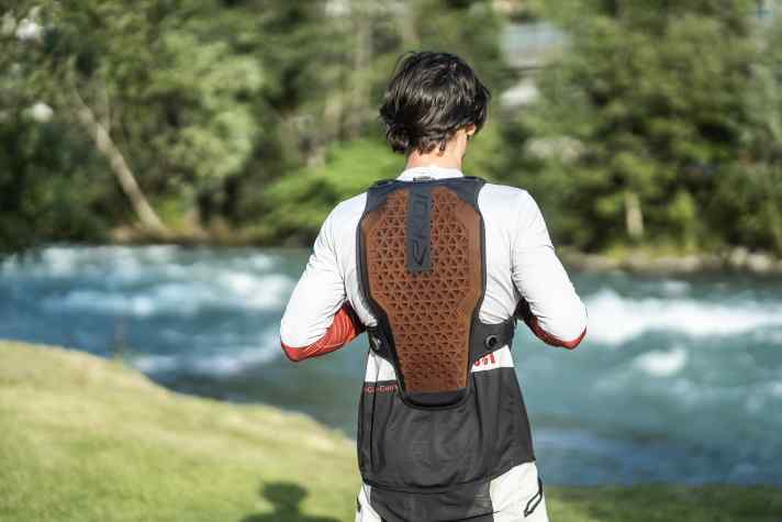 Gut zu sehen: der D30-Schaumstoff im typischen orange.