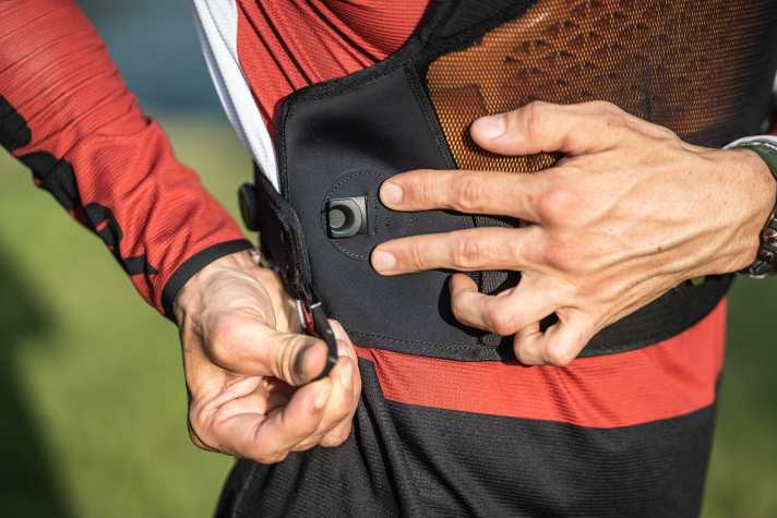 Einhaken und dann am Boa-Verschluss drehen. Funktioniert, ist aber kein enormer Mehrwert.