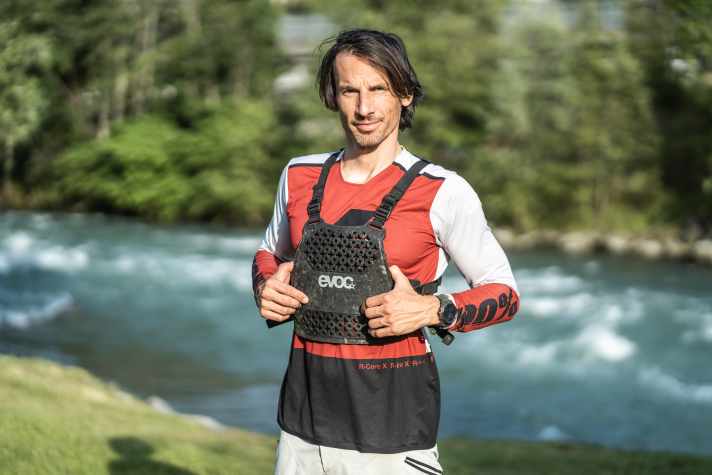 Leicht, luftig, etwas Duschmatten-Feeling. Der Protektor von Evoc von vorne...