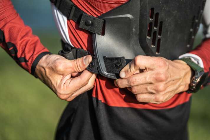 Bissle oldschool, aber geht scho: Der Verschluss funktioniert mit Knöpfen.