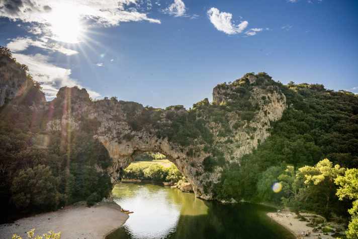 Zum Fuß des 54 Meter hohen Naturdenkmals Pont d‘Arc zieht es auch Sonnenanbeter und Freunde des Wassersports.