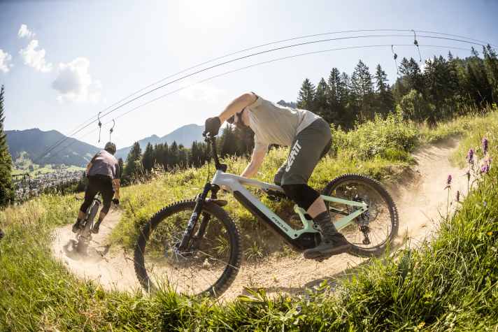 Berms und Kurvenwechsel im Bikepark? Hier fühlt sich das Sam² erstaunlich lebendig an. Die Kurvenlage ist 1A.