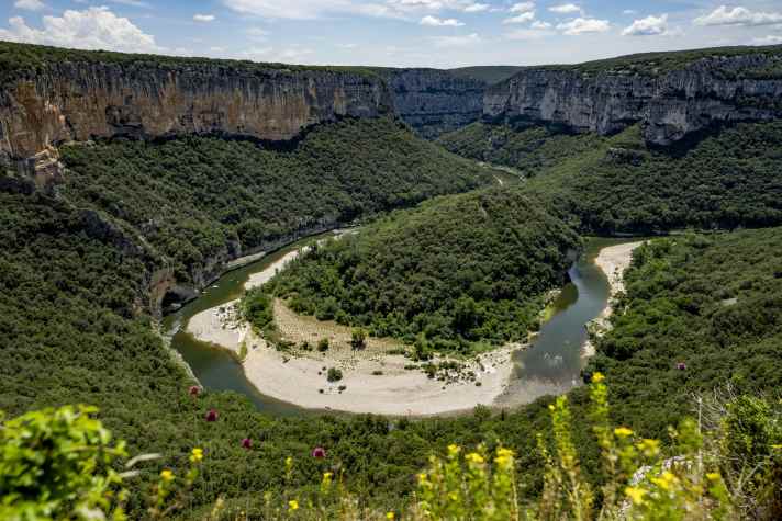 Im Süden zieht sich die Ardèche 35 Kilometer lang in großen Schleifen durchs Gebirge – und bildet so eine der beeindruckendsten Schluchten Frankreichs, die Gorges de l’Ardèche.