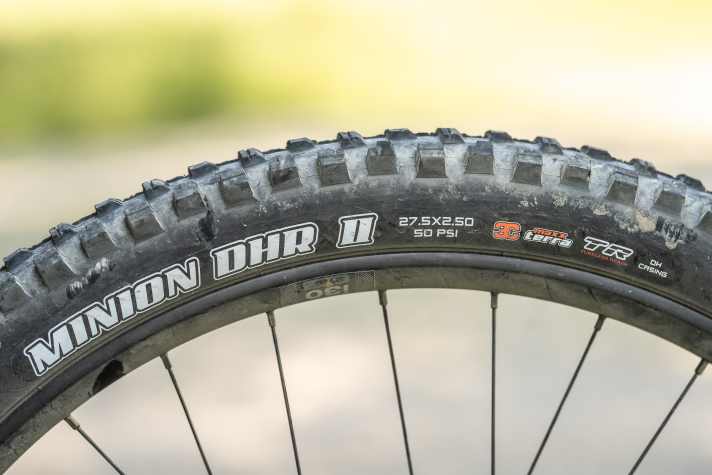 DH-Casing: Mehr Pannenschutz geht im Maxxis-Portfolio nicht. Der Hinterreifen ist deutlich massiver als die DD-Variante, die das Gros der Hersteller an abfahrtslastigen Bikes verbaut.