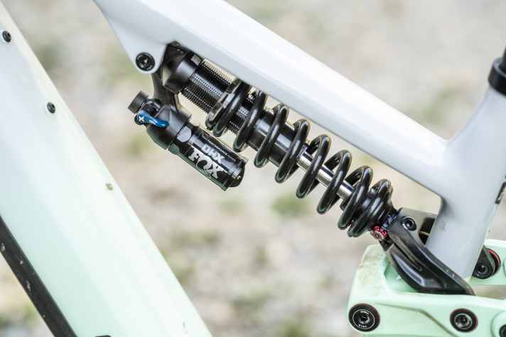 Ein Stahlfederdämpfer wie hier im Focus Sam² ist nicht zwingend besser. Doch in diesem Vergleich agierten die Bikes mit Coil im Heck am schluckfreudigsten und traktionsstärksten.