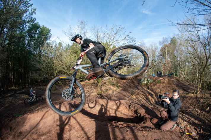 Good to know: In Aufpralltests haben die neuen Laufräder 20 Joule mehr Energie bis zum Auftreten erster Schäden absorbiert als das Vorgängermodell Enduro Wide V2.