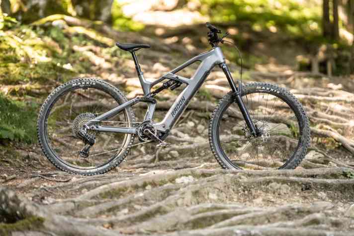 Für rund 6000 Euro bekommt man mit dem Deft 9.0 bei Radon ein E-Enduro mit Carbon-Hauptrahmen, Bosch-Antrieb und überdurchschnittlicher Ausstattung.