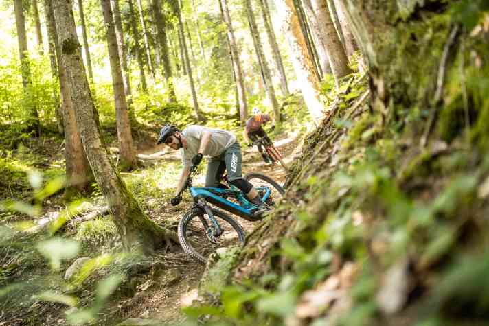 Bitte lächeln! Grinsen fällt auf dem Centurion No Pogo R2000 nicht schwer. Trotz seines hohen Gewichts fährt sich das Alu-Bike spaßig und agil.