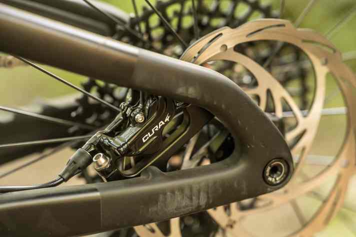 Die Formula Cura packt gut zu, nervte an unserem Testbike aber mit klappernden Bremsbelägen. Ansonsten ist das Bike bergab super leise!