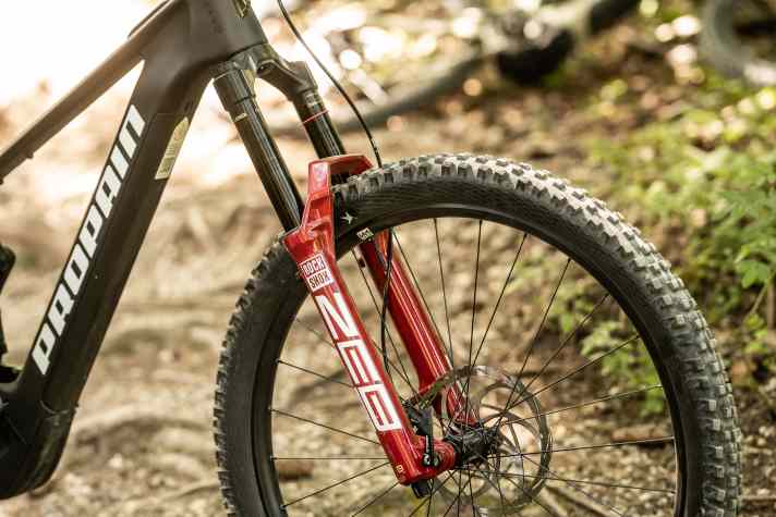 Feuerrot und fluffig: Die Rockshox ZEB Ultimate.