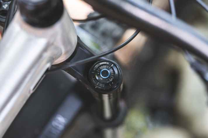 An unserem Testbike bescheren Highend-Federelemente von Rockshox dem Grin One zahlreiche Einstellmöglichkeiten. Komplettbikes gibt es aktuell nicht. Wer ein Grin besitzen möchte, muss sich das Rahmenset aufbauen.