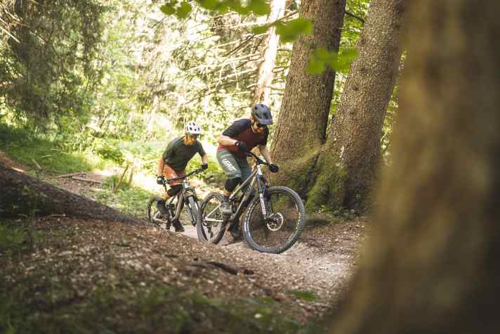 Für zwei großkalibrige Enduros lassen sich die Kontrahenten noch gut bergauf treten im Uphill hat das Last die Nase leicht vorne.