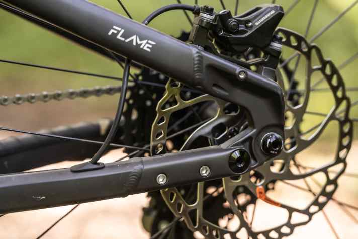 Auch an Aufnahmen für Seitenständer und Gepäckträger hat Megamo gedacht.