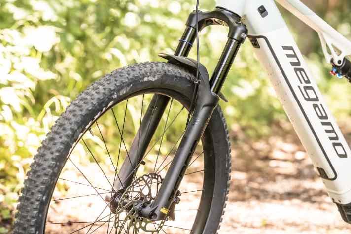 SR Suntour Zeron 36 mit 150 mm Federweg.