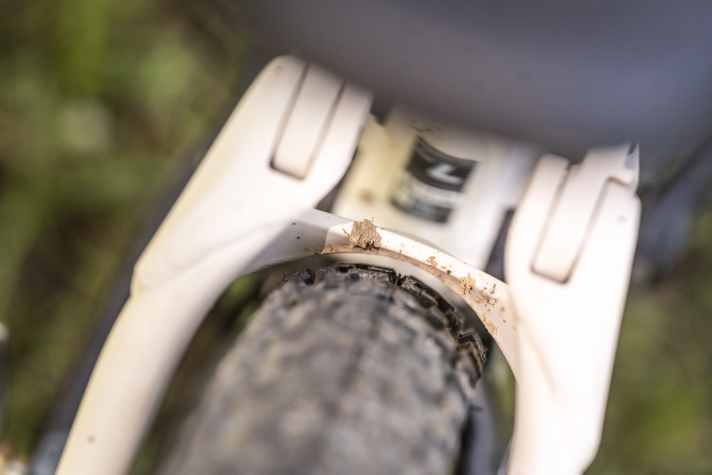 Trotz zahmem Profil bleibt nur wenig Reifenfreiheit im Hinterbau des Megamo Flame AL 20.