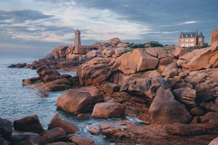 Bizarre Felsformationen an der Côte de Granit Rose