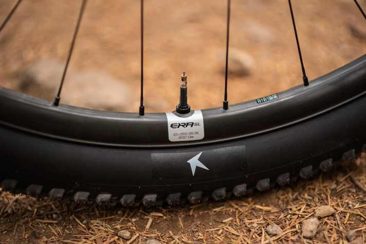 Der Carbon-Laufradsatz soll das Beste beider Welten kombinieren: Effizienz, Komfort und Gewicht mit der nötigen Stabilität für grobe Trails, alpine Mehrtagestouren.