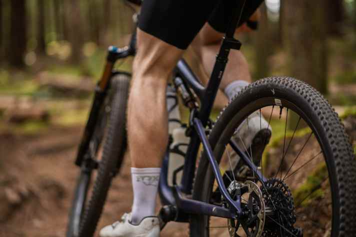 Laut Hersteller bietet die Era-SL-Felge 8,6 % mehr laterale Nachgiebigkeit als das Enduro-Pendant der Marke – und reduziert so Vibrationen und muskuläre Belastung, ohne dass dabei der Vortrieb verloren geht.