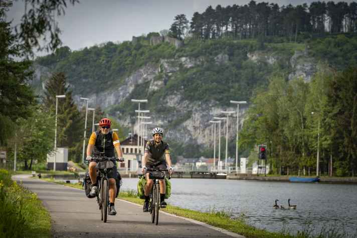 An der Maas rollt es auf dem EuroVelo 5 vor imposanter Kulisse von Dinant bis Namur entspannt dahin.