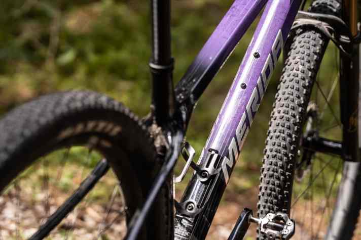 Race-ready: In den Rahmen des Merida Big.Nine passen zwei mittelgroße Trinkflaschen. Unter dem Oberrohr ist Platz für einen Ersatzschlauch und unter dem Sattel sitzt ein Tool. Das Merida ist ab Werk auf alles vorbereitet.