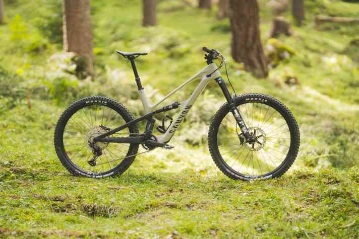 Canyon Spectral:Onfly CF9: TQ HPR 50 // 360 Wh // 160/150 mm // 29/27,5 Zoll (Mullet) // 18,9 kg // 6299 Euro.