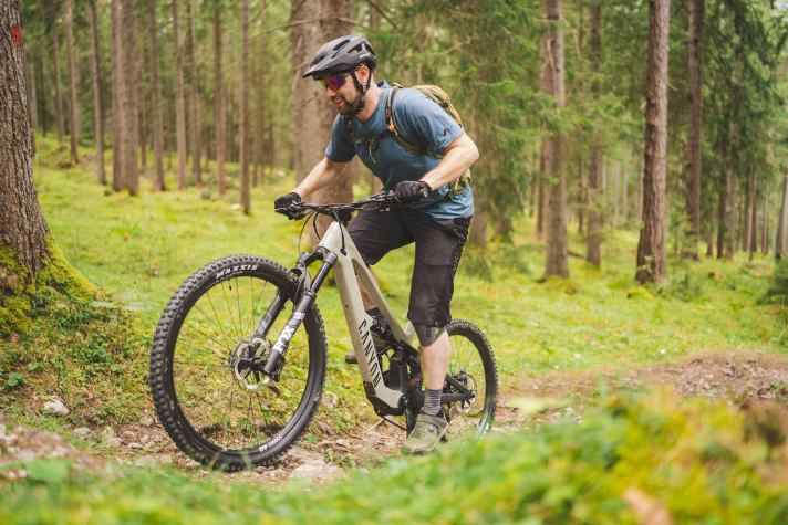 Im Uphill hemmen Motorleistung und Sitzwinkel etwas, wenn es richtig fies wird. Als Tourenpartner schlägt sich das Spectral:Onfly hingegen gut.