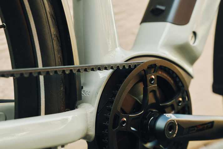 Das Rose E-Bike kommt mit einem wartungsarmen Riemenantrieb - da atmen die Hosenbeine auf.