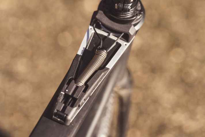 Das K.I.S. System sitzt prominent auf dem Oberrohr und lässt sich während der Fahrt an- und ausschalten.