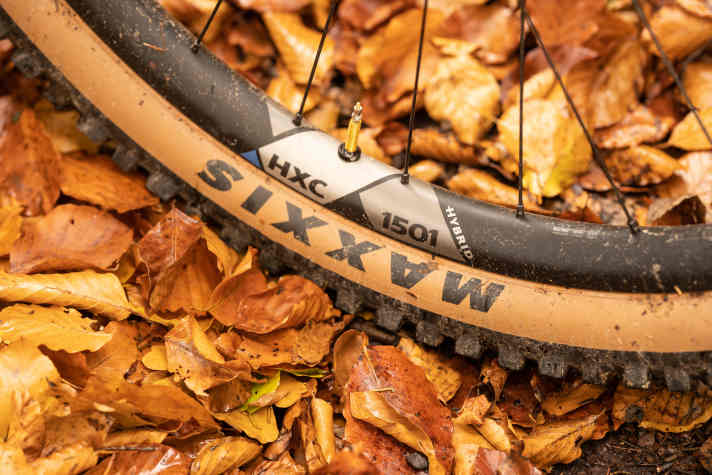 In Kombi mit den (zu) leichten Reifen bieten die leichten Carbon-Laufräder spritziges Handling.