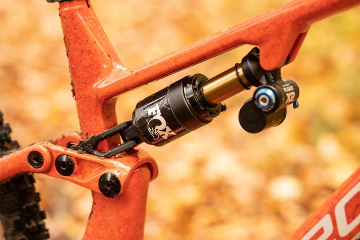 Beim dicken Float-X2-Dämpfer geht Megamo dagegen in die Vollen. Sensibles Heck mit massig Einstellknöpfen.